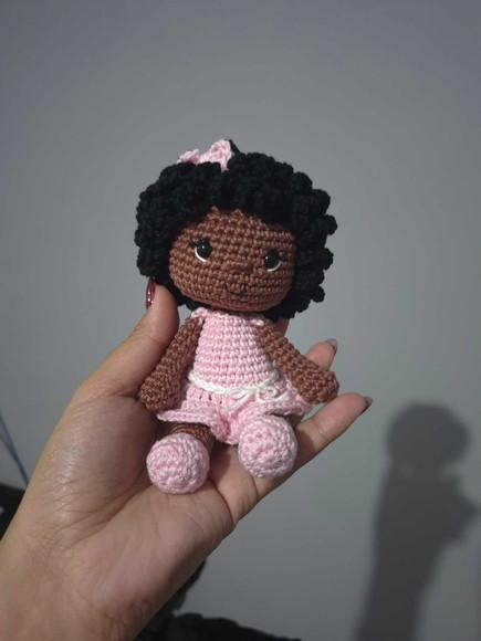 Mini Boneca Negra Amigurumi – Crochê Artesanal Representativo