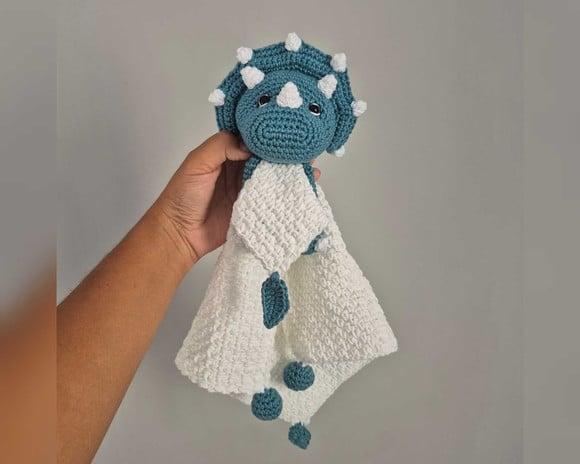 Naninha Dinossauro Triceratops Amigurumi