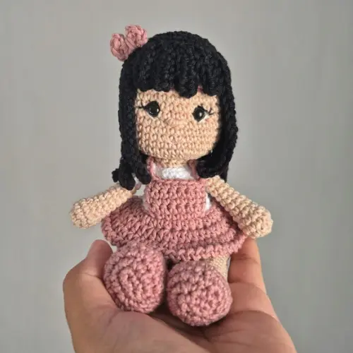 Mini Boneca Amigurumi – Crochê Artesanal Exclusivo