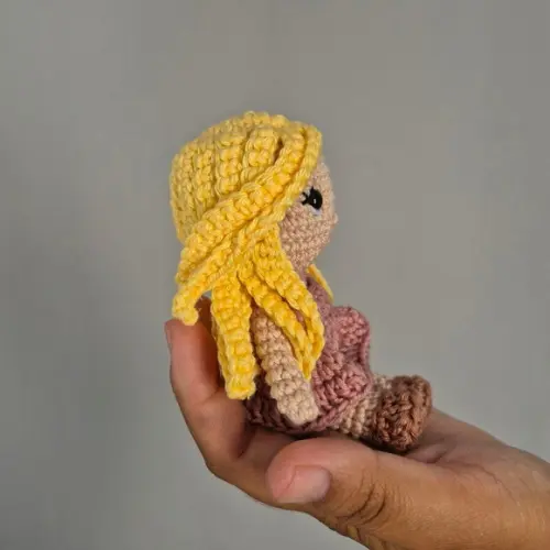 Mini Boneca Amigurumi – Crochê Artesanal Exclusivo