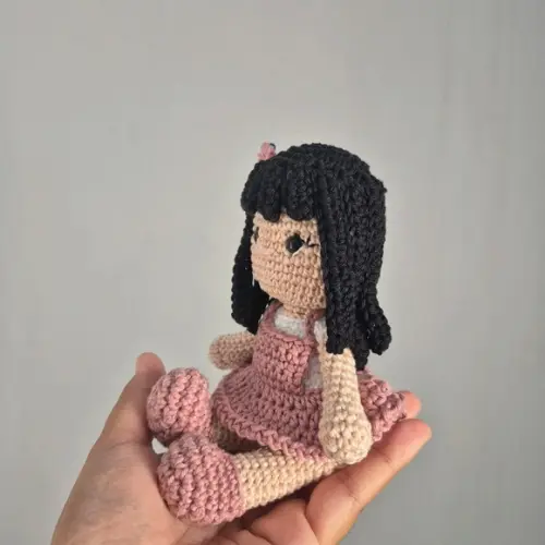 Mini Boneca Amigurumi – Crochê Artesanal Exclusivo