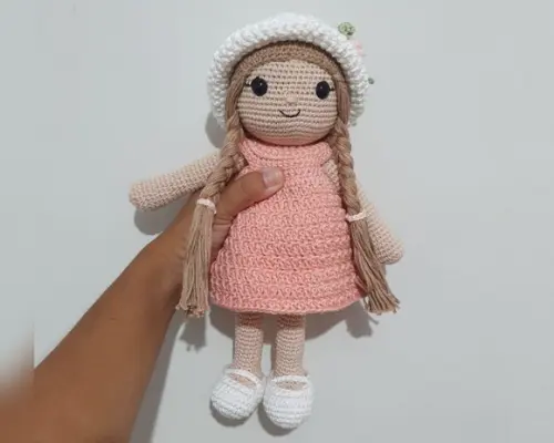 Boneca Helena Amigurumi