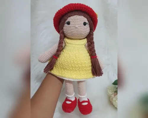Boneca Helena Amigurumi