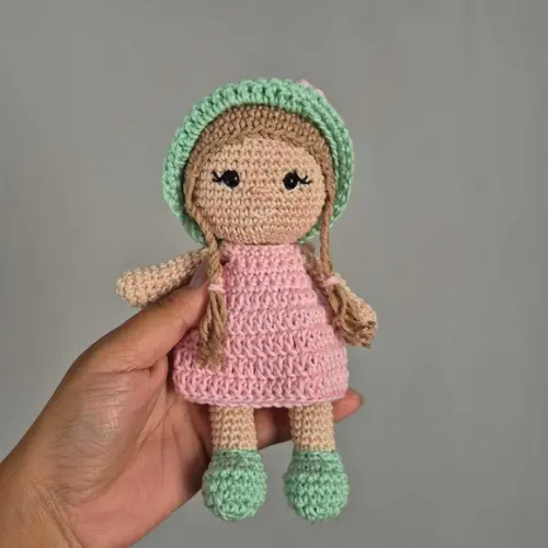 Boneca Helena Mini Amigurumi