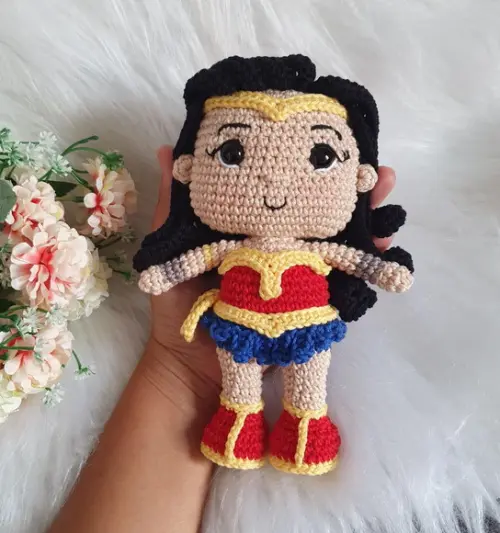 Boneca Mulher Maravilha Amigurumi – Crochê Artesanal Heroico