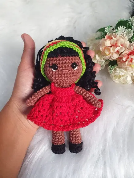 Chaveiro Boneca Negra Amigurumi