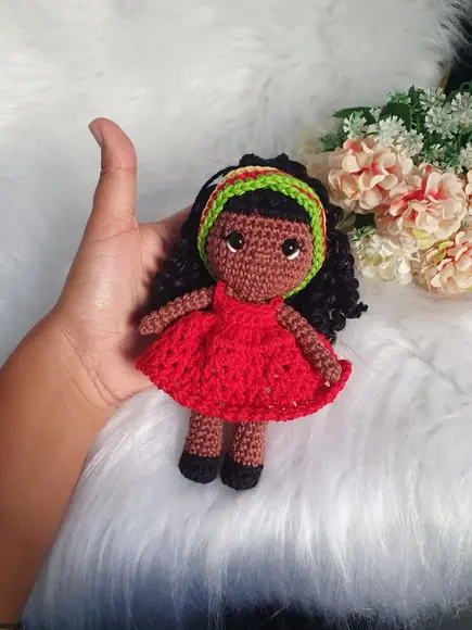Chaveiro Boneca Negra Cris Amigurumi – Crochê Artesanal