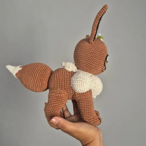 Eevee Pokémon Amigurumi – Crochê Artesanal Exclusivo