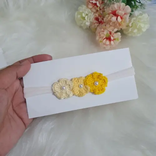 Faixa Tiara Flor Amigurumi – Crochê Artesanal Exclusivo