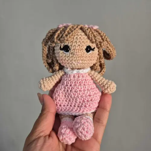 Mini Boneca Ceci Amigurumi – Crochê Artesanal Exclusivo