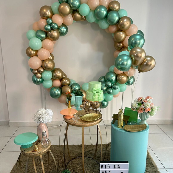 Mesa de Decoração 15 Anos- Verde, Salmão e Dourado - Aluguel