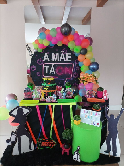 Mesa de Decoração a Mãe Ta On - Neon - Aluguel