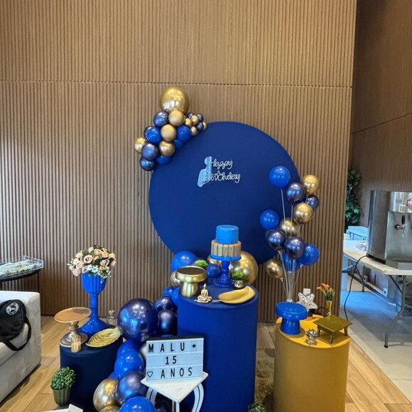 Mesa de Decoração Adulto Azul e Dourada - Aluguel