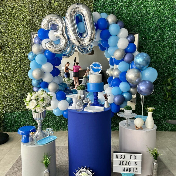 Mesa de Decoração Adulto Azul, Branco e Prata - Aluguel