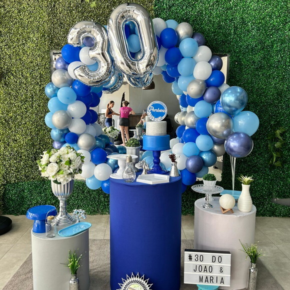 Mesa de Decoração Adulto Azul, Branco e Prata - Aluguel
