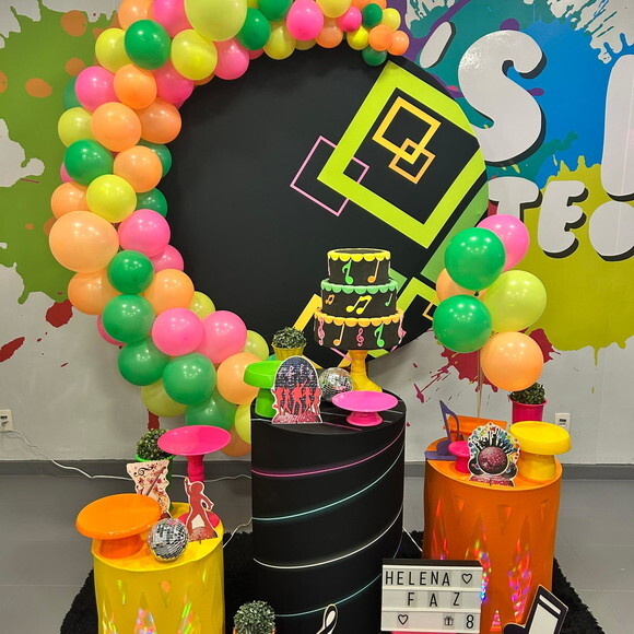 Mesa de Decoração Balada Teen Neon - Aluguel