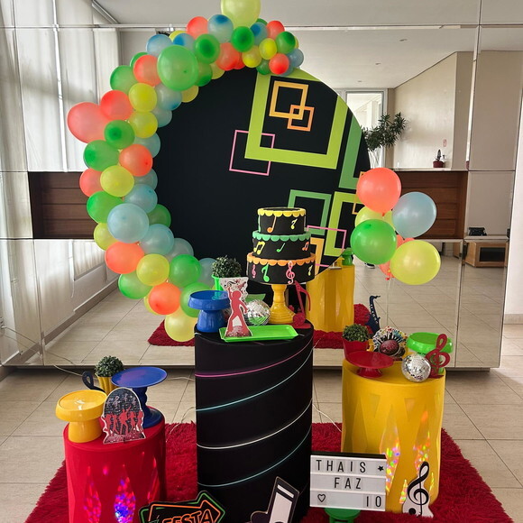 Mesa de Decoração Balada Teen Neon - Aluguel