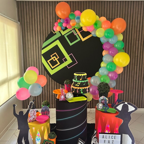 Mesa de Decoração Balada Teen Neon - Aluguel