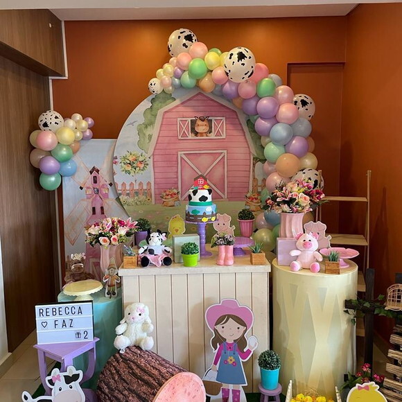 Mesa de Decoração Fazendinha Rosa - Aluguel
