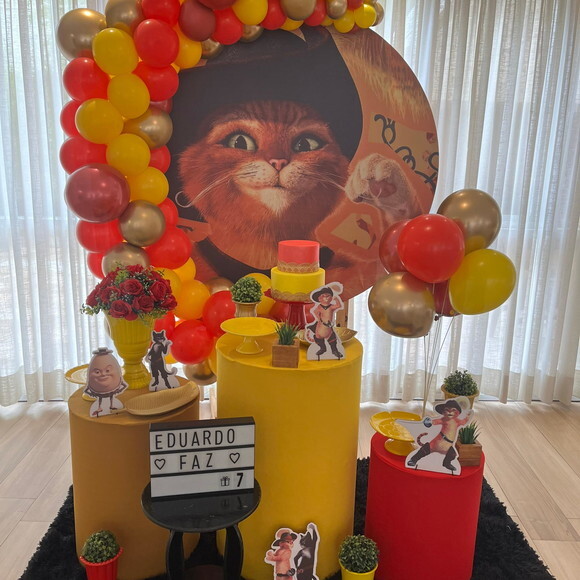 Mesa de Decoração Gato de Botas - Aluguel