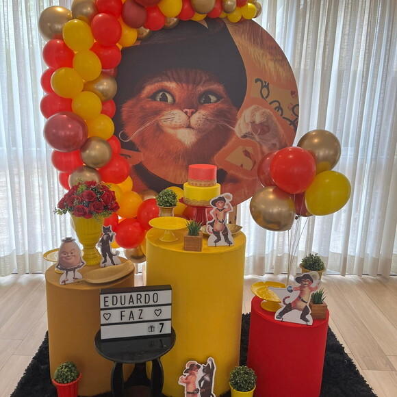 Mesa de Decoração Gato de Botas - Aluguel