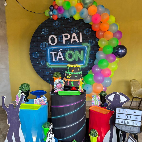 Mesa de Decoração o Pai Ta On - Neon - Aluguel