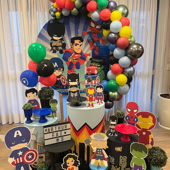 Mesa de Decoração Super Heróis Cute - Aluguel
