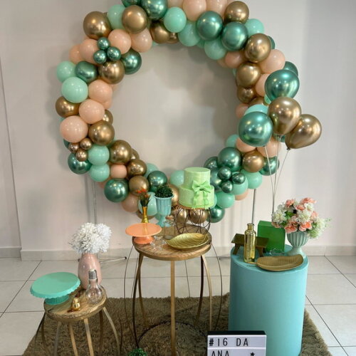 Mesa de Decoração 15 Anos- Verde, Salmão e Dourado - Aluguel
