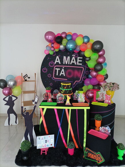 Mesa de Decoração a Mãe Ta On - Neon - Aluguel