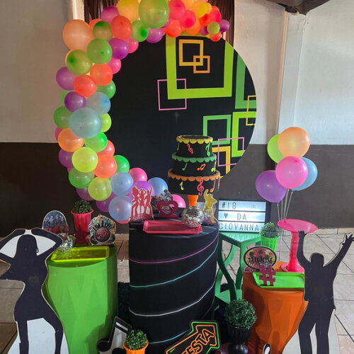 Mesa de Decoração Balada Teen Neon - Aluguel