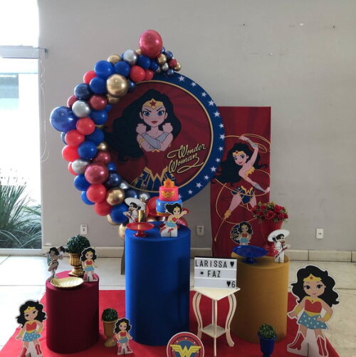 Mesa de Decoração Mulher Maravilha - Aluguel