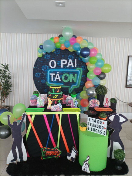 Mesa de Decoração o Pai Ta On - Neon - Aluguel