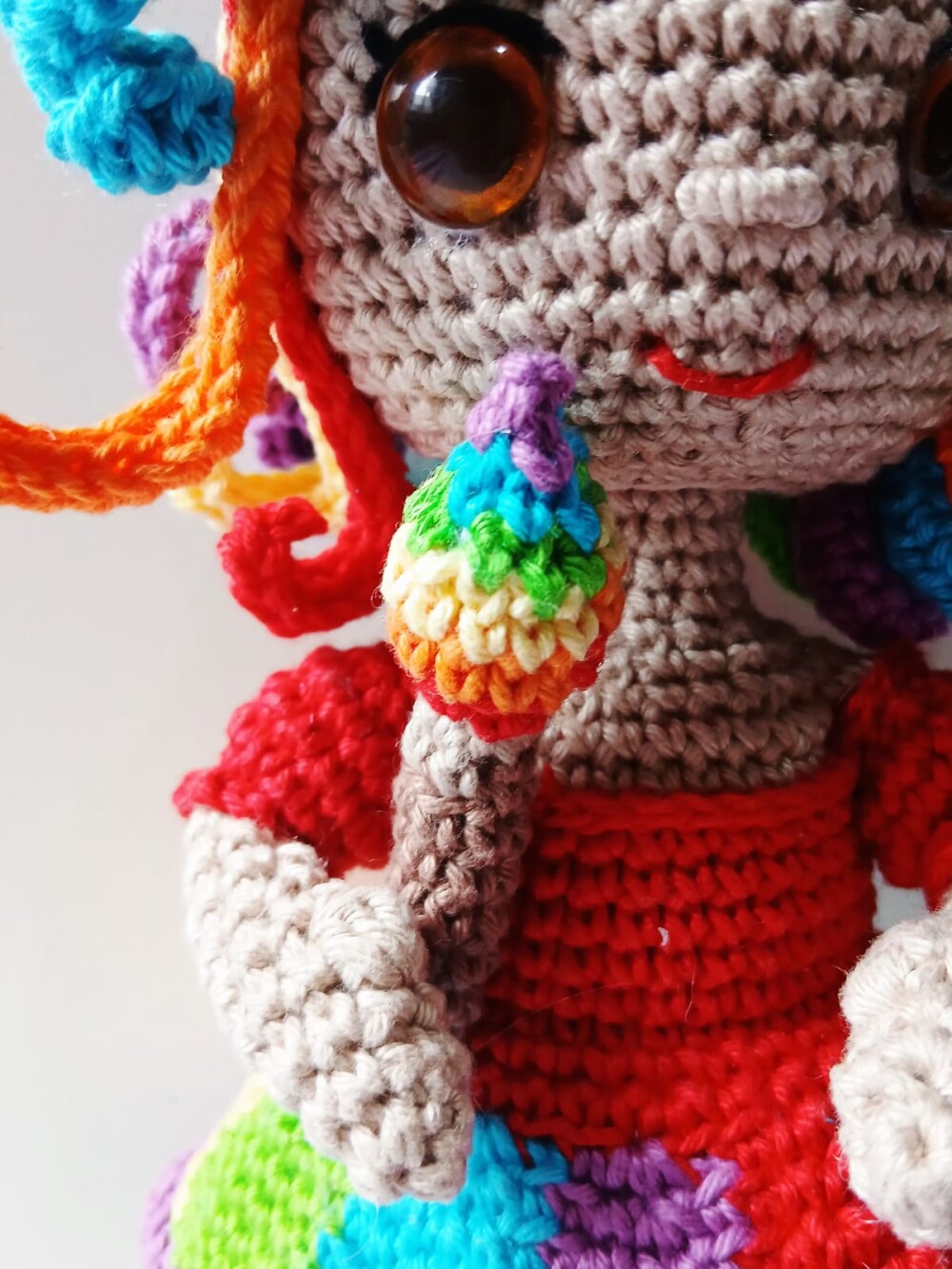 Boneca Íris A Menina do Mundo das Cores Amigurumi