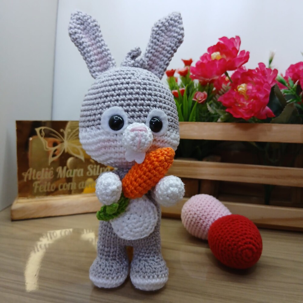 Coelho Fofuxo com Cenoura 22cm Amigurumi - Pronta Entrega
