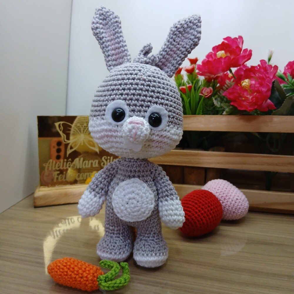Coelho Fofuxo com Cenoura 22cm Amigurumi - Pronta Entrega