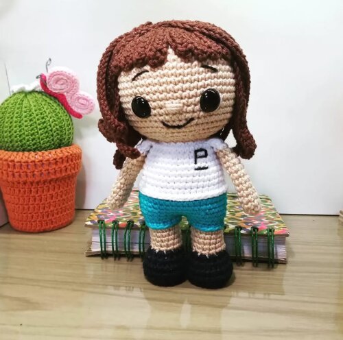 Boneco Personalizado Mini Mim – Com o Uniforme da Criança Amigurumi