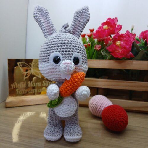 Coelho Fofuxo com Cenoura 22cm Amigurumi - Pronta Entrega