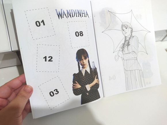 Álbum de Figurinhas Wandinha Addams