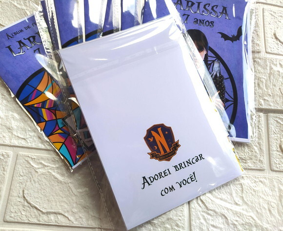 Álbum de Figurinhas Wandinha Addams