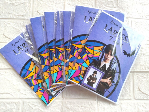 Álbum de Figurinhas Wandinha Addams
