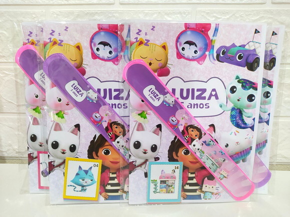 Kit Álbum de Figurinhas + Pulseira a Casa Mágica da Gabby