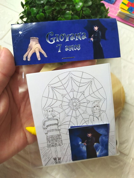Kit de Colorir + Adesivo Wandinha Addams