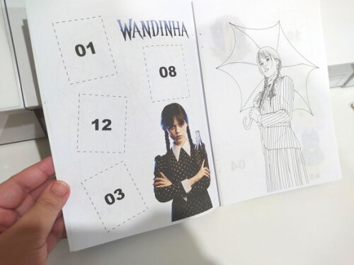 Álbum de Figurinhas Wandinha Addams