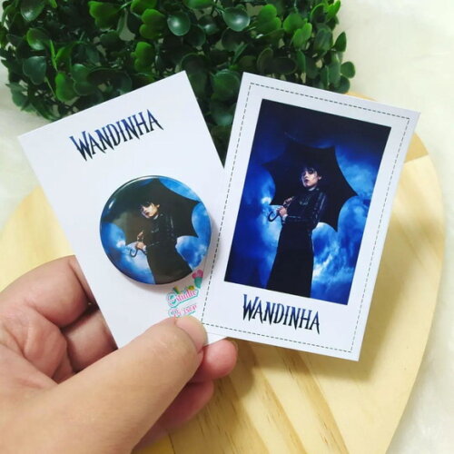 Botton + Polaroid Wandinha