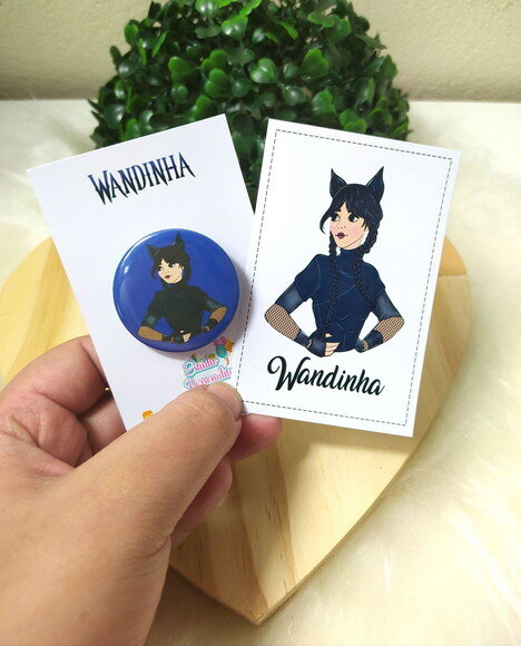 Botton + Polaroid Wandinha
