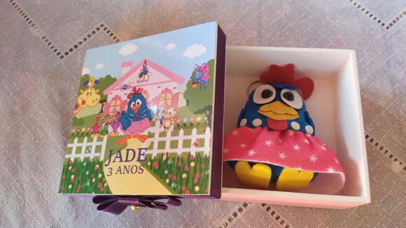 Caixa Galinha Pintadinha com Chaveiro de Feltro 10x10x4 cm