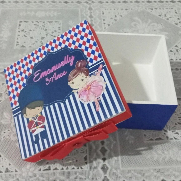 Caixa mdf Tema Soldado Chumbo e Bailarina 8x8x4cm