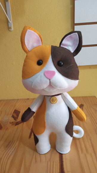 Gato Malhado em Feltro 40cm