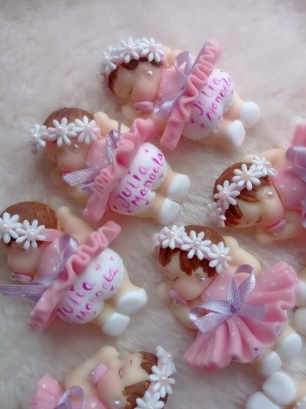 30 Lembrancinhas Bebê com Guirlanda em Biscuit