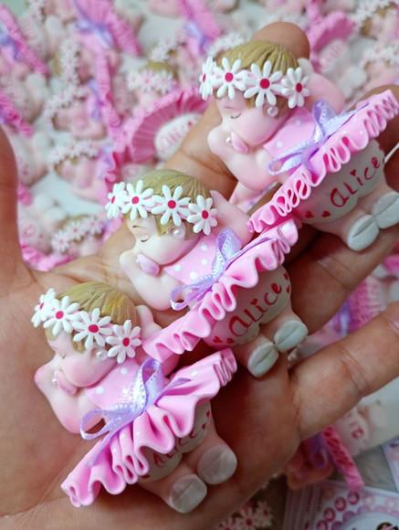 70 Lembrancinhas Bebê Loirinha com Guirlanda Biscuit